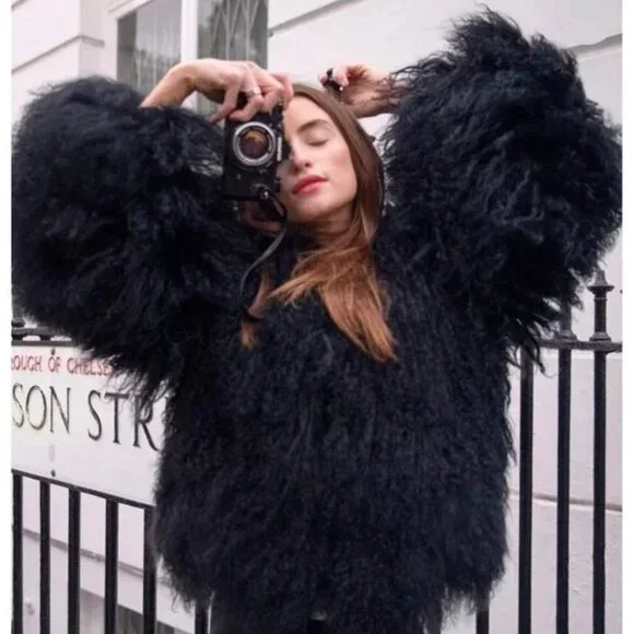 πUBER GORGE!πVTG 70s Vibe Boho Chic Black Faux Mongolian Lamb Fur Jacket - Picture 1 of 16